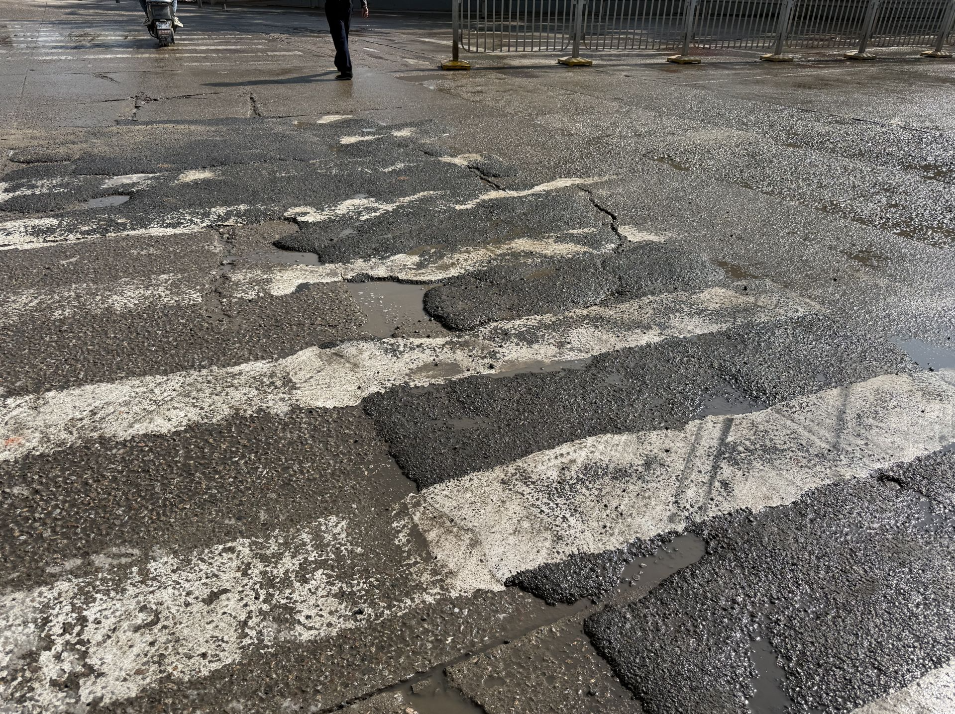 路面“打补丁”何时休？官方回应：泗黎路临时疏解道路将分两阶段彻底修复