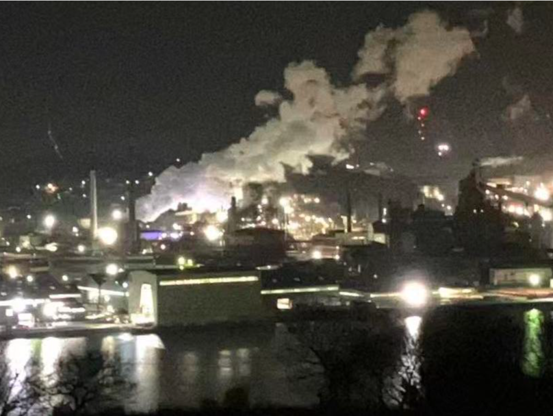 日本一钢铁厂发生爆炸并引发火灾，大火仍未扑灭