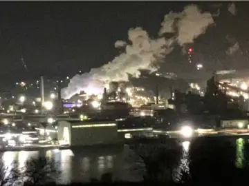 日本一钢铁厂发生爆炸并引发火灾,大火仍未扑灭