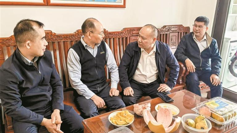 凤凰街道为军人家庭、烈士遗属及退役老兵送“温暖礼包”