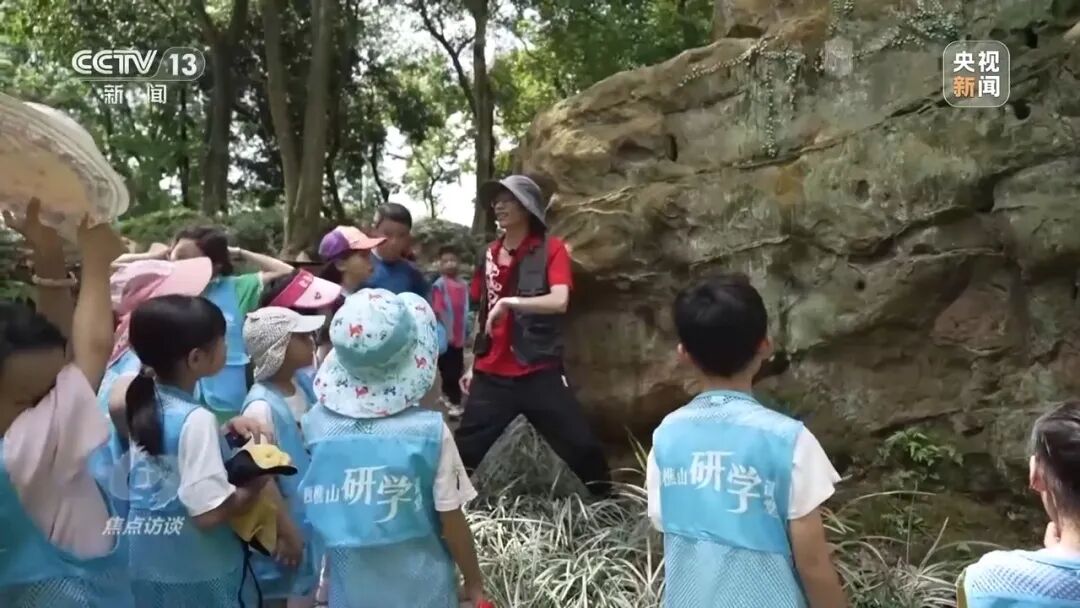 多地推行中小学春秋假，“孩子放假、家长不休”怎么办？