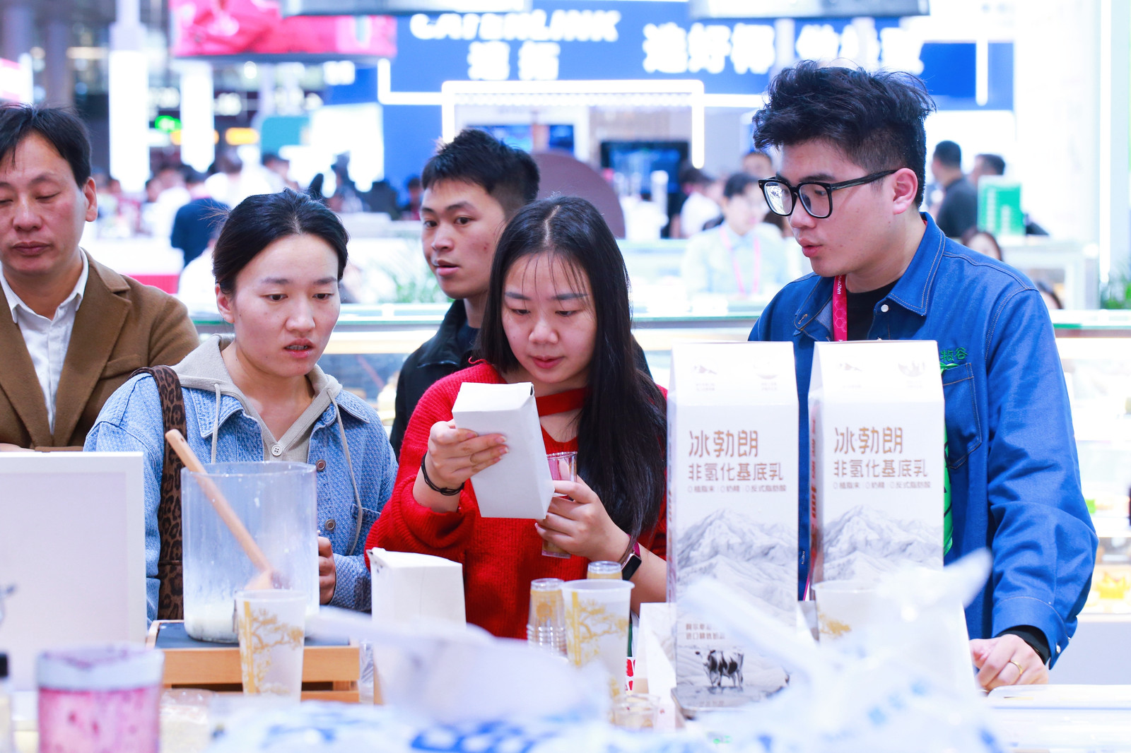 圣吗哪乳业亮相深圳HOTELEX:小牧谷新品开辟功能性咖啡乳品新赛道