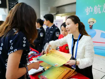 宪法宣传与消费教育深度融合，深圳市消委会为跨境旅客构筑“放心消费”桥梁