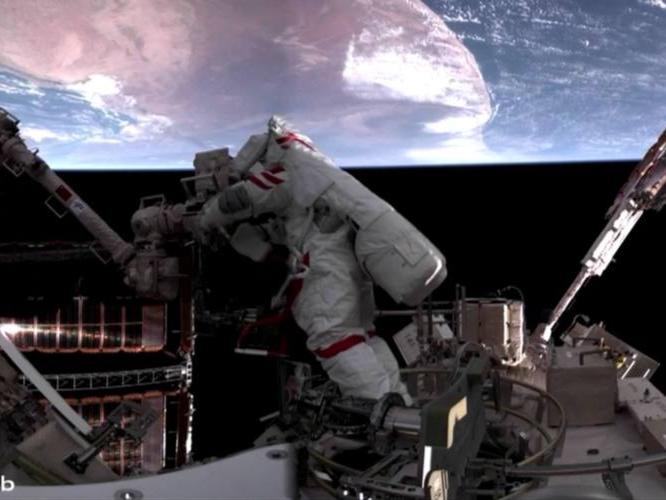 神舟二十一号航天员乘组圆满完成第一次出舱活动