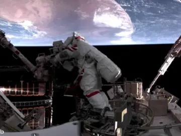 神舟二十一号航天员乘组圆满完成第一次出舱活动