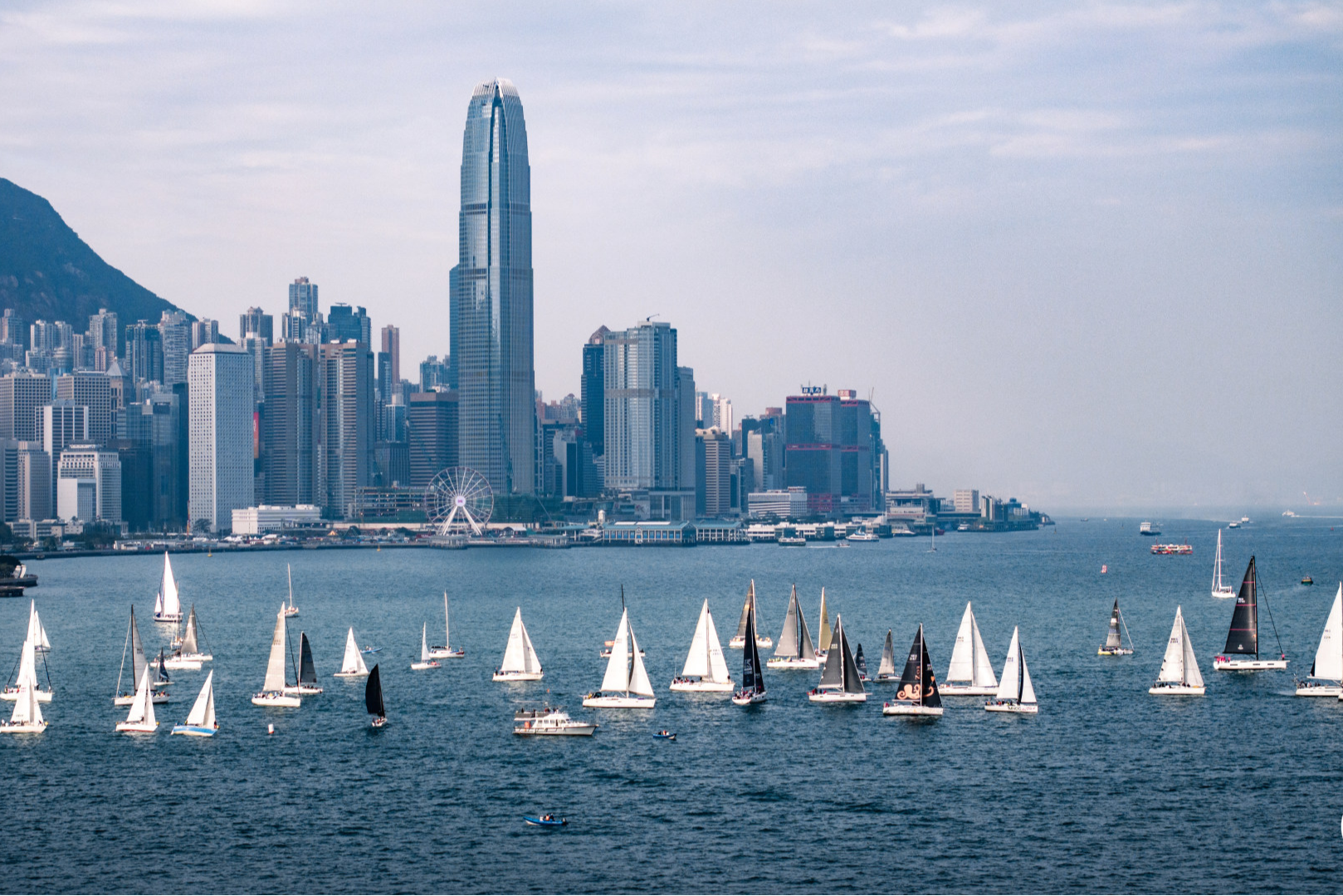 维港扬帆!第十七届中国杯起航双城三赛!300赛船激烈较量