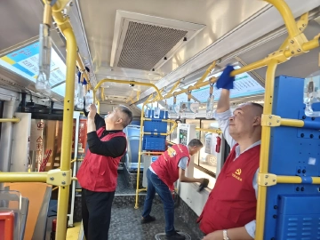 第40个国际志愿者日,深巴松湖车队举行车厢清洁志愿服务活动