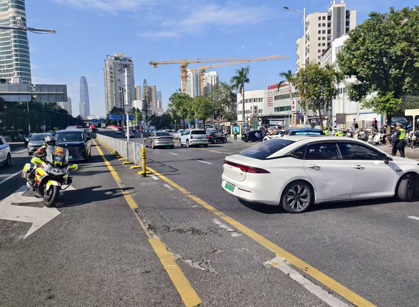 罗湖交警铁骑火速为中风老人开辟“生命通道”