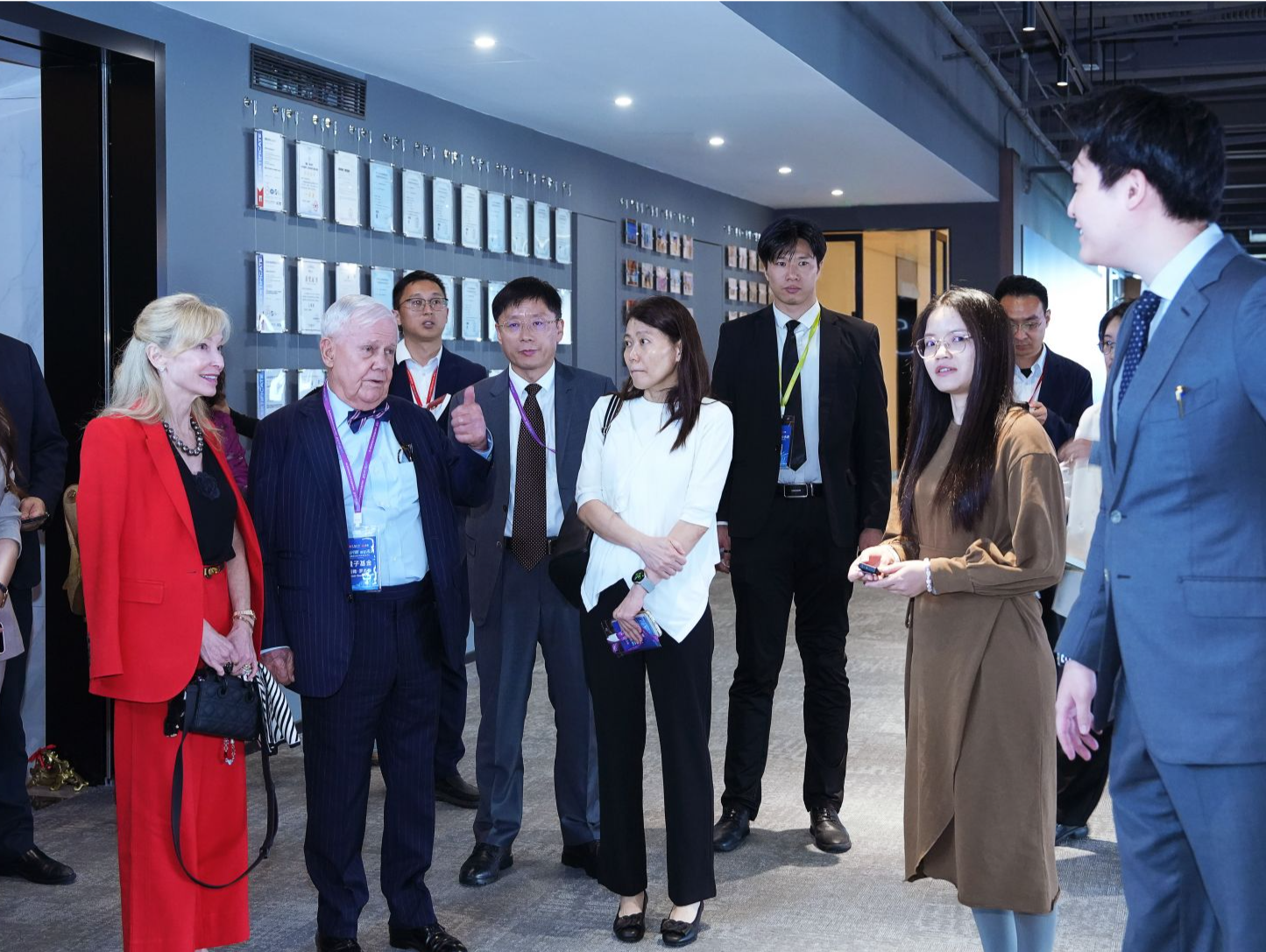 国际投资家吉姆·罗杰斯深度考察光明AI企业