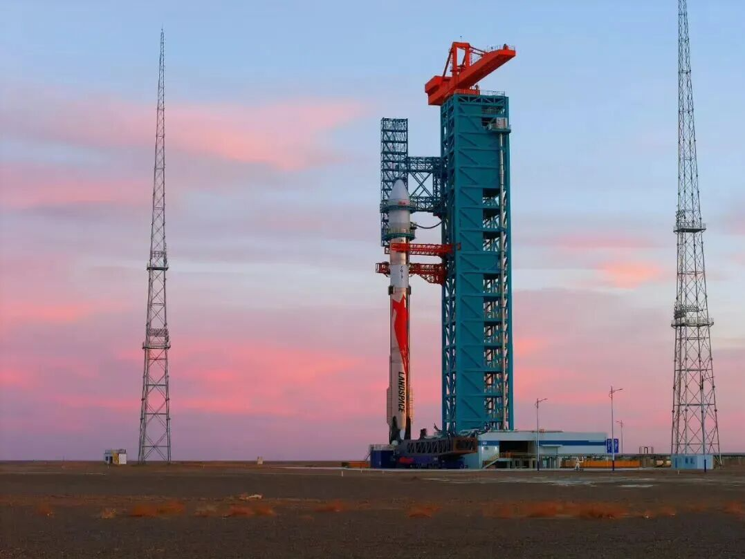 朱雀三号重复使用运载火箭发射入轨，回收验证过程发生异常燃烧，具体原因正排查