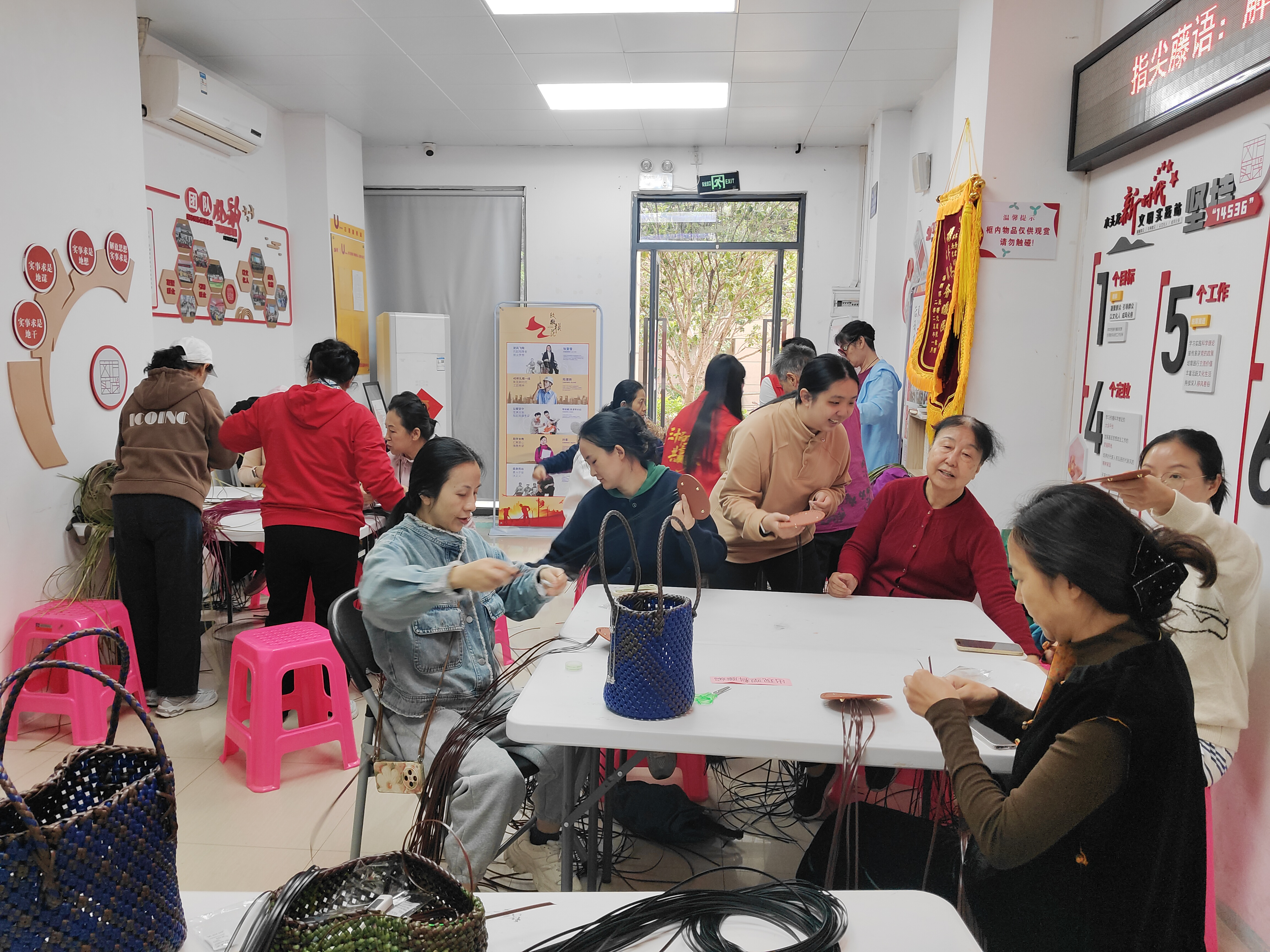 罗湖木头龙社区开展藤编非遗体验活动