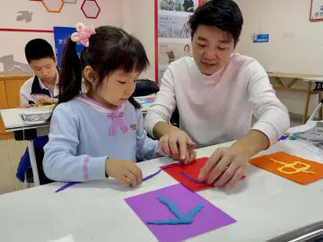 罗湖人民桥社区开展幼儿书法融合黏土捏字活动