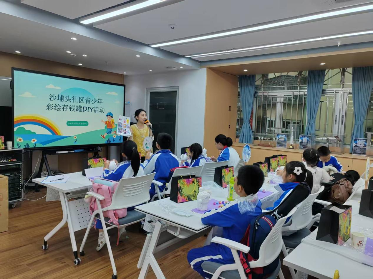 指尖创意绘就成长时光！福田区南园街道沙埔头社区青少年彩绘存钱罐DIY活动欢乐开启