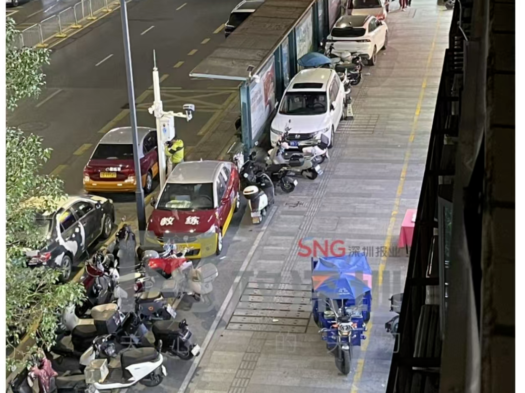 深圳一公交站被曝违停严重，人行道变停车场