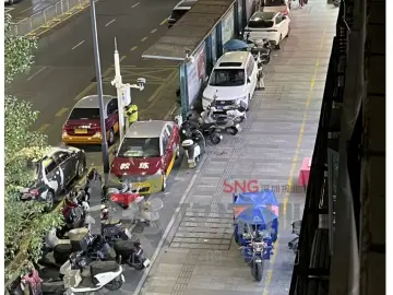 深圳一公交站被曝违停严重，人行道变停车场