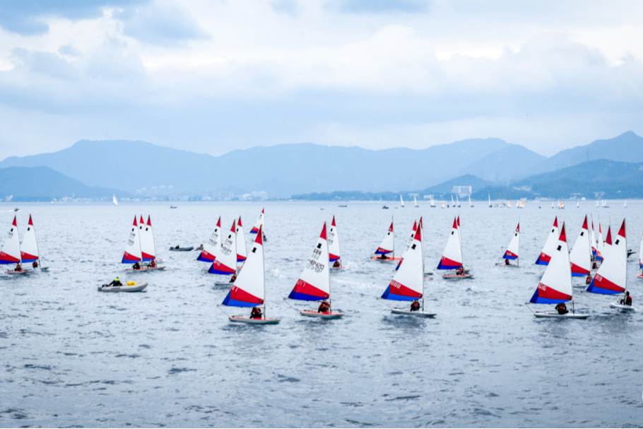 中国杯帆船赛青少年组开赛!200名小水手追风逐浪