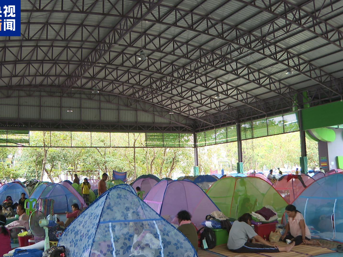 泰国边境地区炮声不断 留守民众躲入掩体