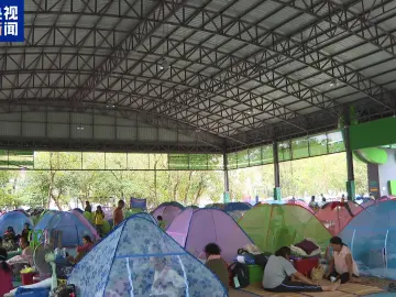 泰国边境地区炮声不断 留守民众躲入掩体