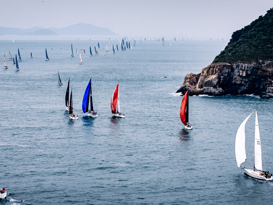 维港千帆竞发，第十七届中国杯帆船赛启航！300艘赛船激烈较量