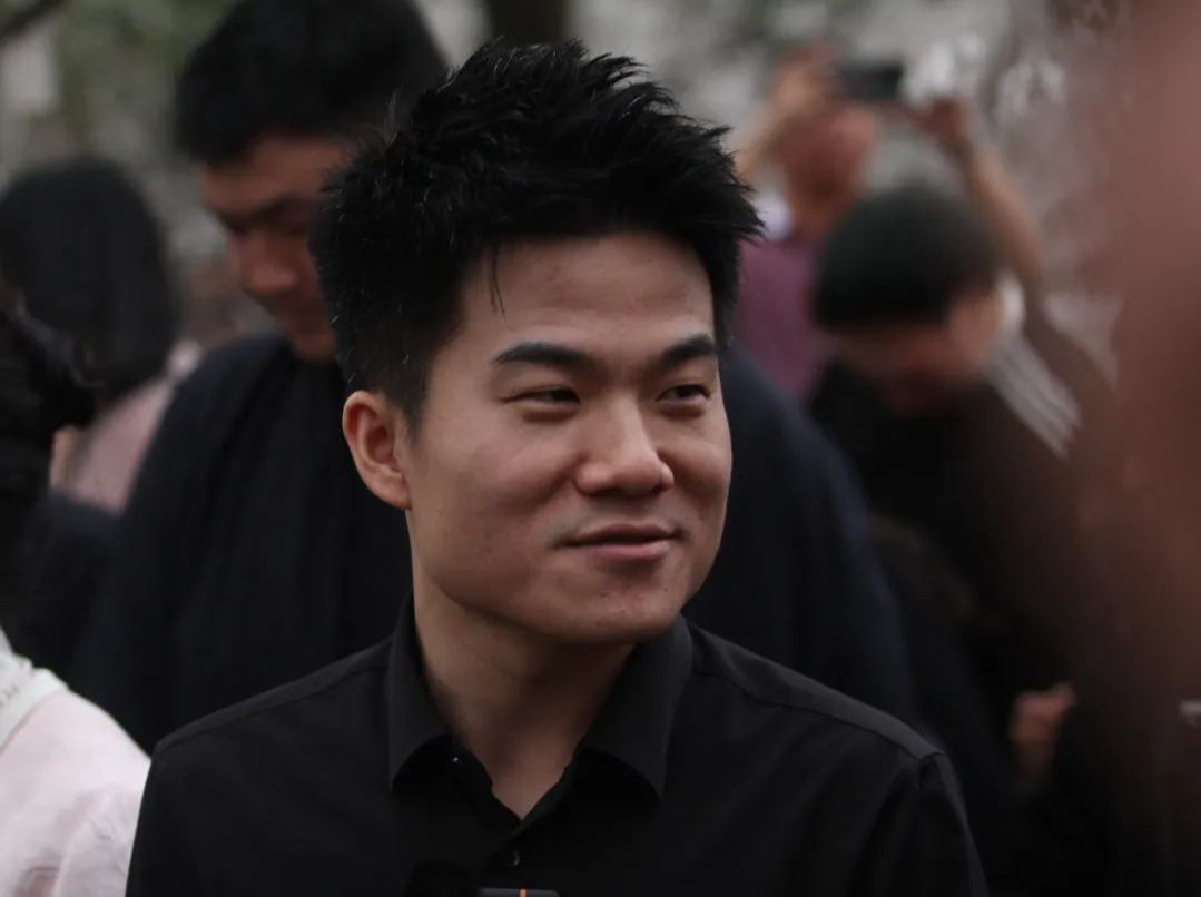 董宇辉直播间爆款沙发，陷“代工”质疑