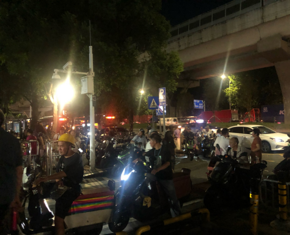 深圳一地铁口“电鸡”争相拉客，网友吐槽：家都进不去！