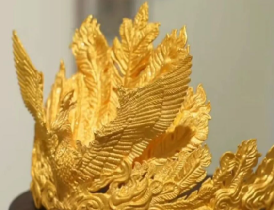 读特快评｜“四斤重黄金凤冠”落地，这事还得回归事实和法律