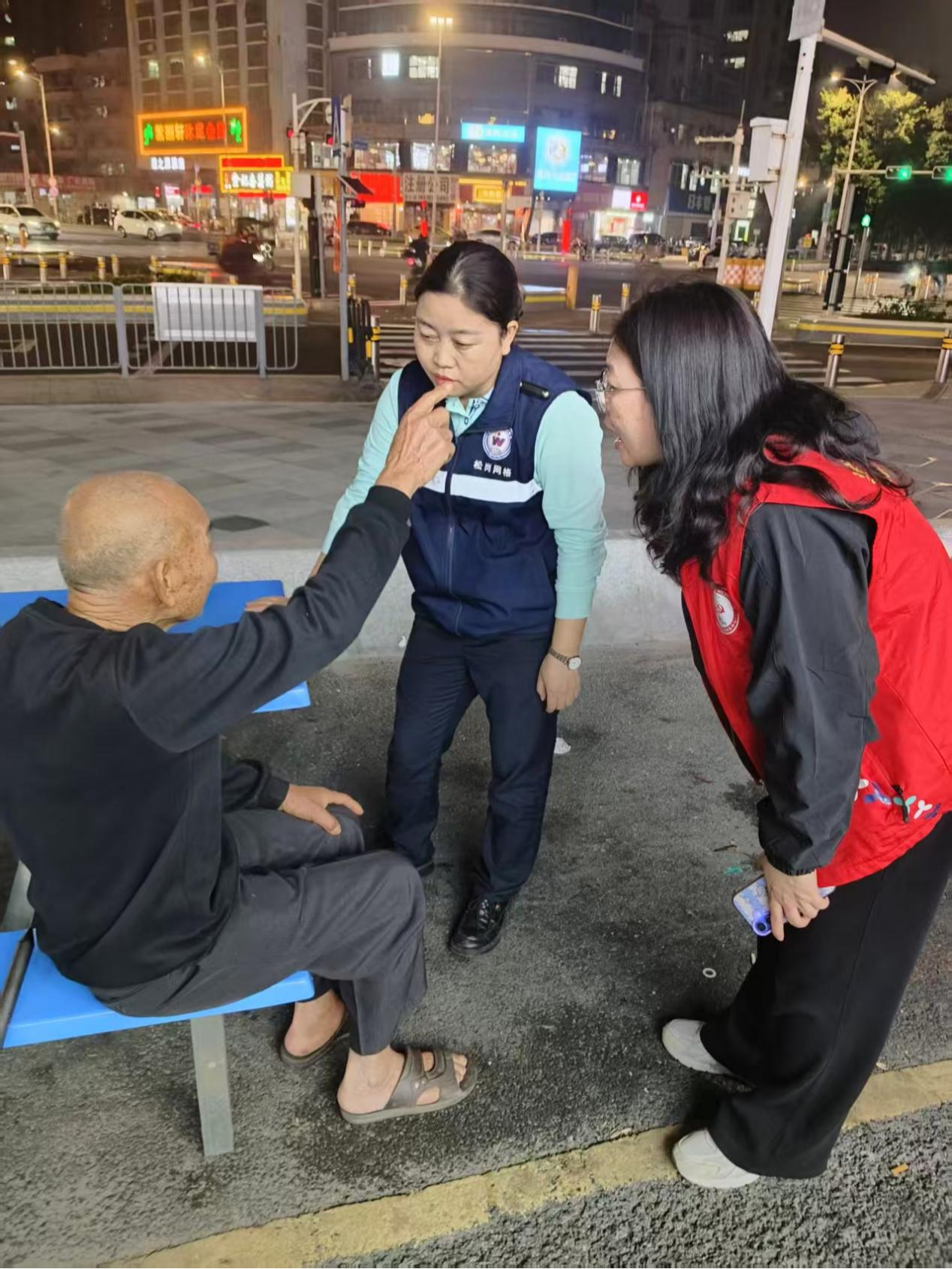 深夜暖心一幕！松岗网格员助八旬迷路老人平安回家