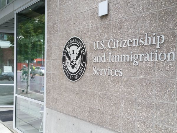 美政府暂停19个国家的移民申请 