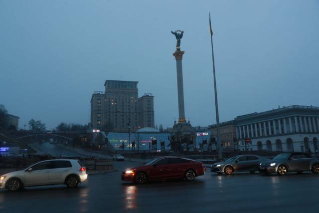11月20日,乌克兰首都基辅主要街道的照明设施出现大面积停电,车辆在暮色中驶过独立广场。新华社记者李东旭摄 11月20日,乌克兰首都基辅主要街道的照明设施出现大面积停电,车辆在暮色中驶过独立广场。新华社记者李东旭摄