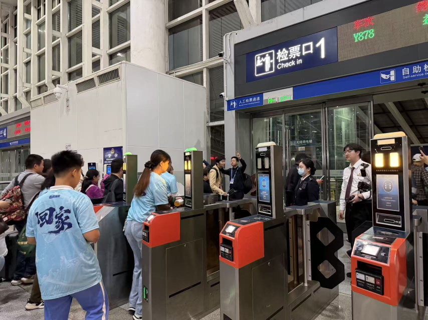 深圳开出粤港澳大湾区首趟“球迷专列”一趟列车背后的区域经济与温情服务