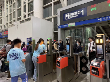 深圳开出粤港澳大湾区首趟“球迷专列”一趟列车背后的区域经济与温情服务