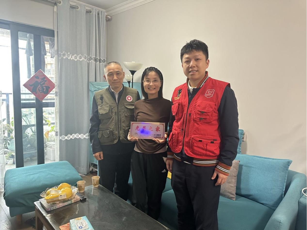 悬挂光荣牌，情暖军属心！大浪街道为现役军人家庭送荣誉送关怀