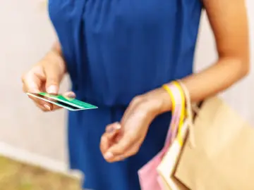 国家税务总局:今年前11个月办理离境退税的境外旅客数量同比增长285%