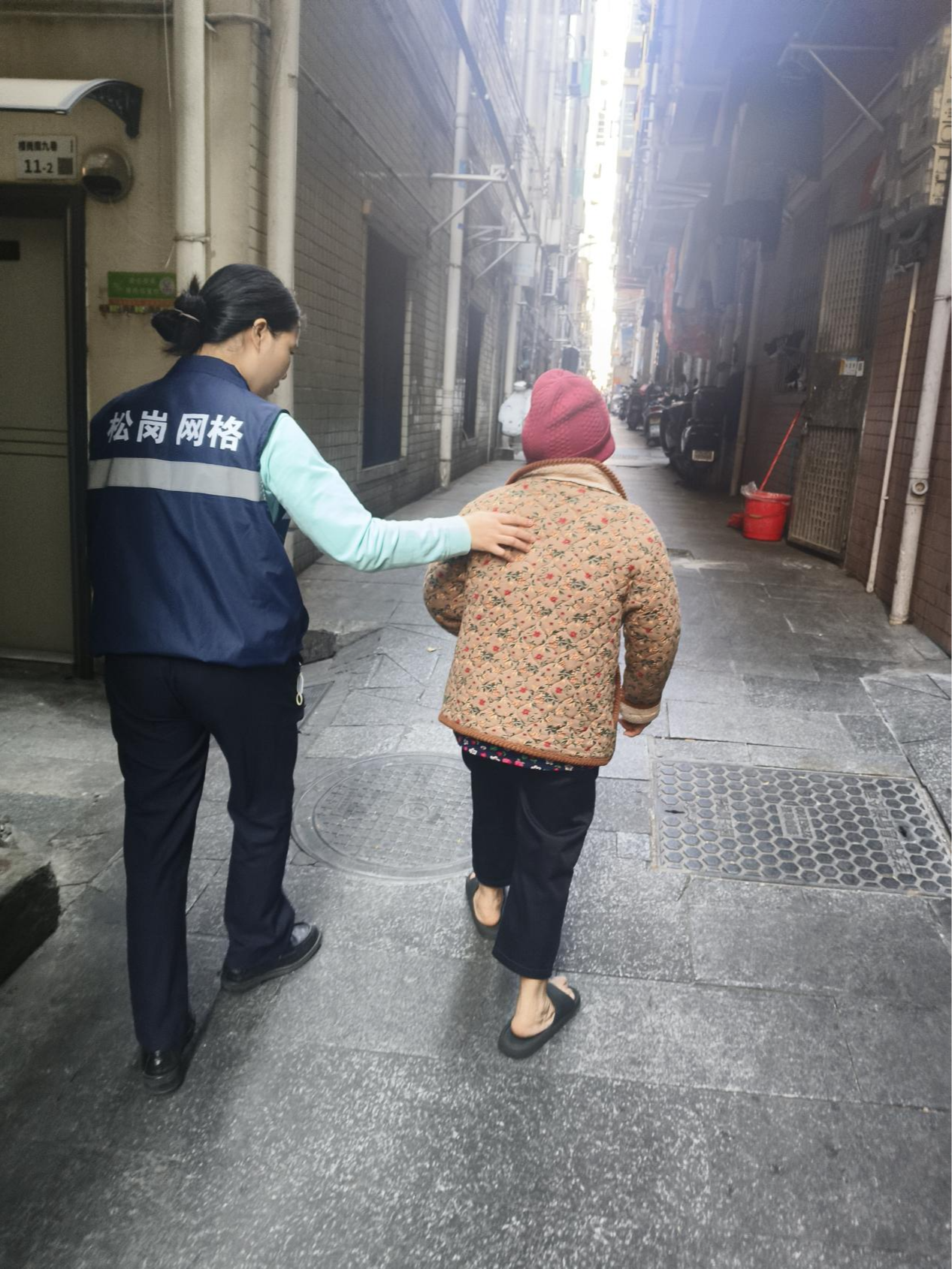 松岗网格员秒变“活地图”，助八旬迷路老人找到回家路