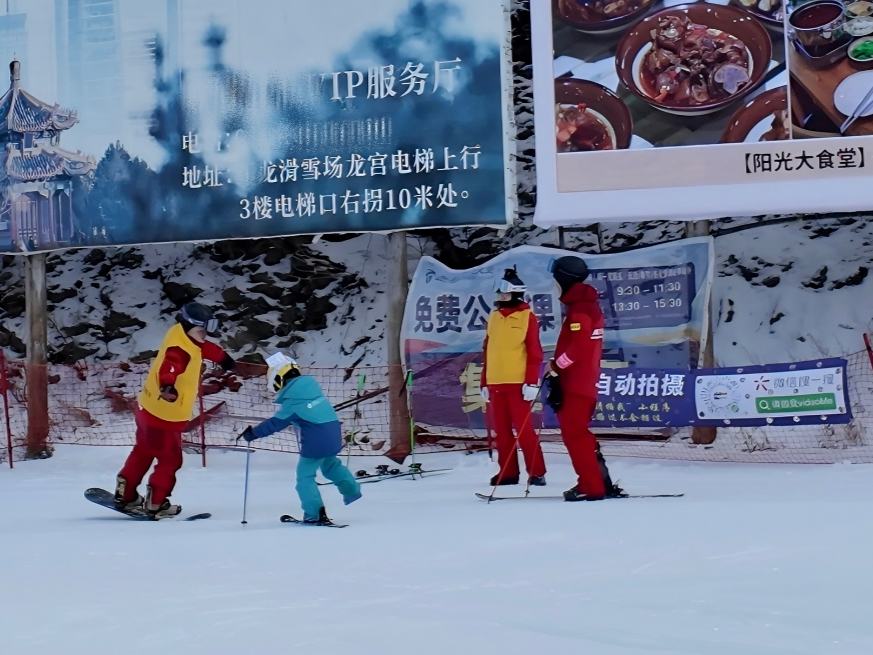 这届年轻人，正在滑雪场“去班味儿”！广东人冲进“爱滑雪榜”前三