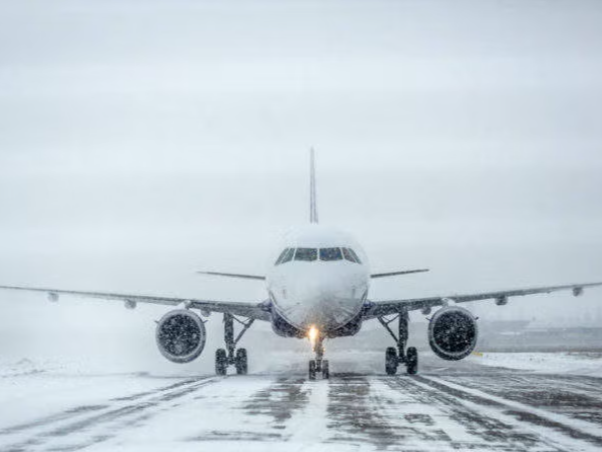 受冰雪天气影响 美国数千架次航班延误或取消 