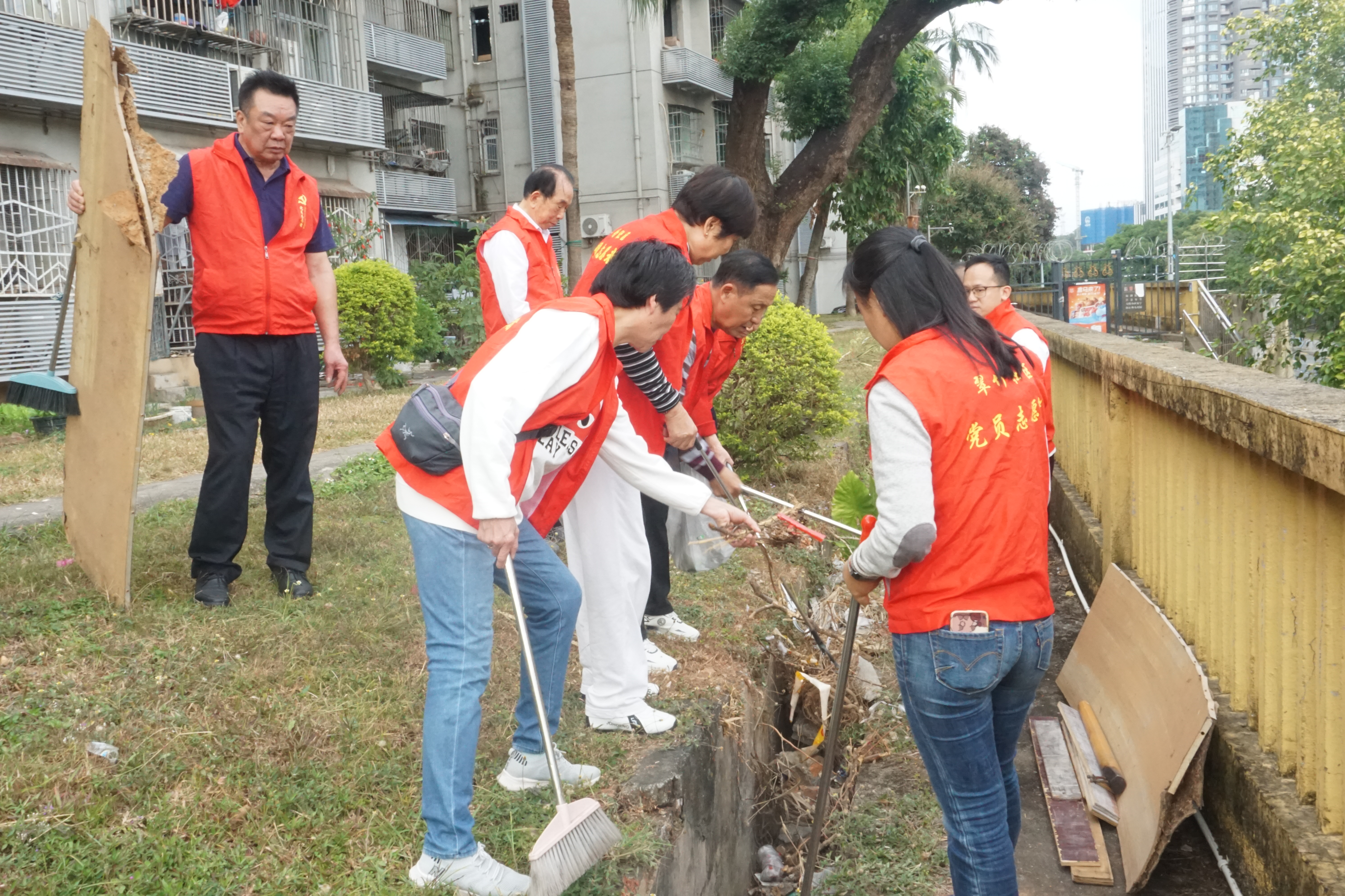 罗湖翠竹社区开展小区环境卫生集中治理行动