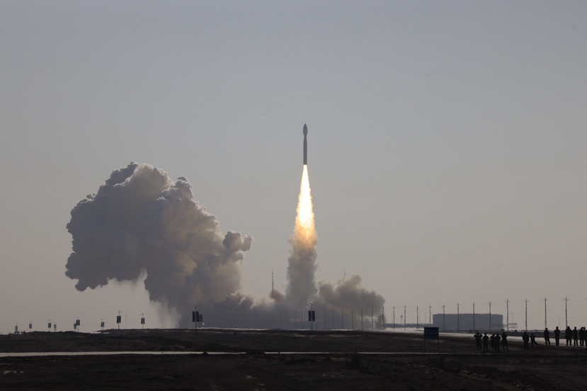 中山大学学生自主研制立方星在酒泉成功发功