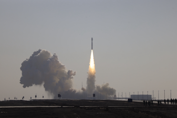 中山大学学生自主研制立方星在酒泉成功发功