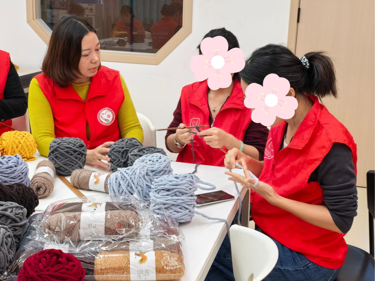 从受助到助人!松岗“她能量社”妇女巧手编织温暖传递社区