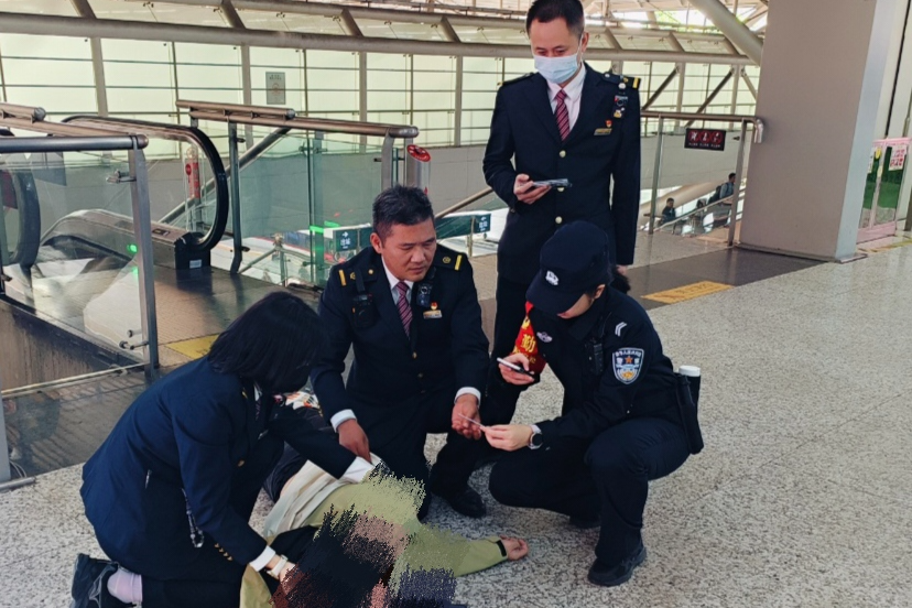 黄金四分钟!车站楼梯口的极速救援 ——深圳北站民警紧急救助晕倒旅客纪实