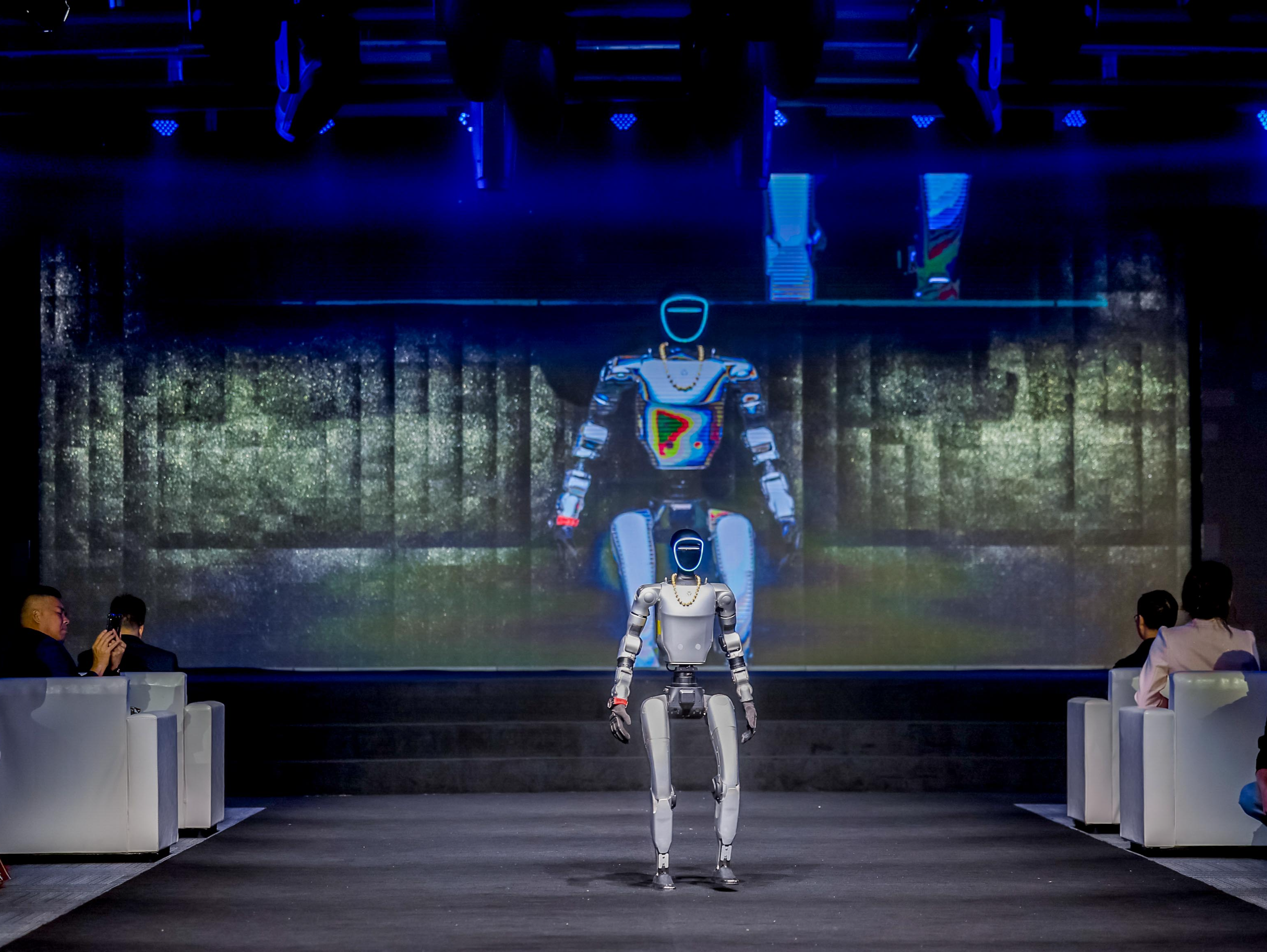 “2025时尚全球行暨深圳时尚周”启幕 多元融合点亮“中国宝都·深圳水贝”