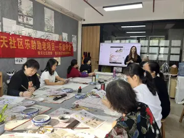 罗湖愉天社区老龄大学国画课收官 服务八百人次绘就银龄风采