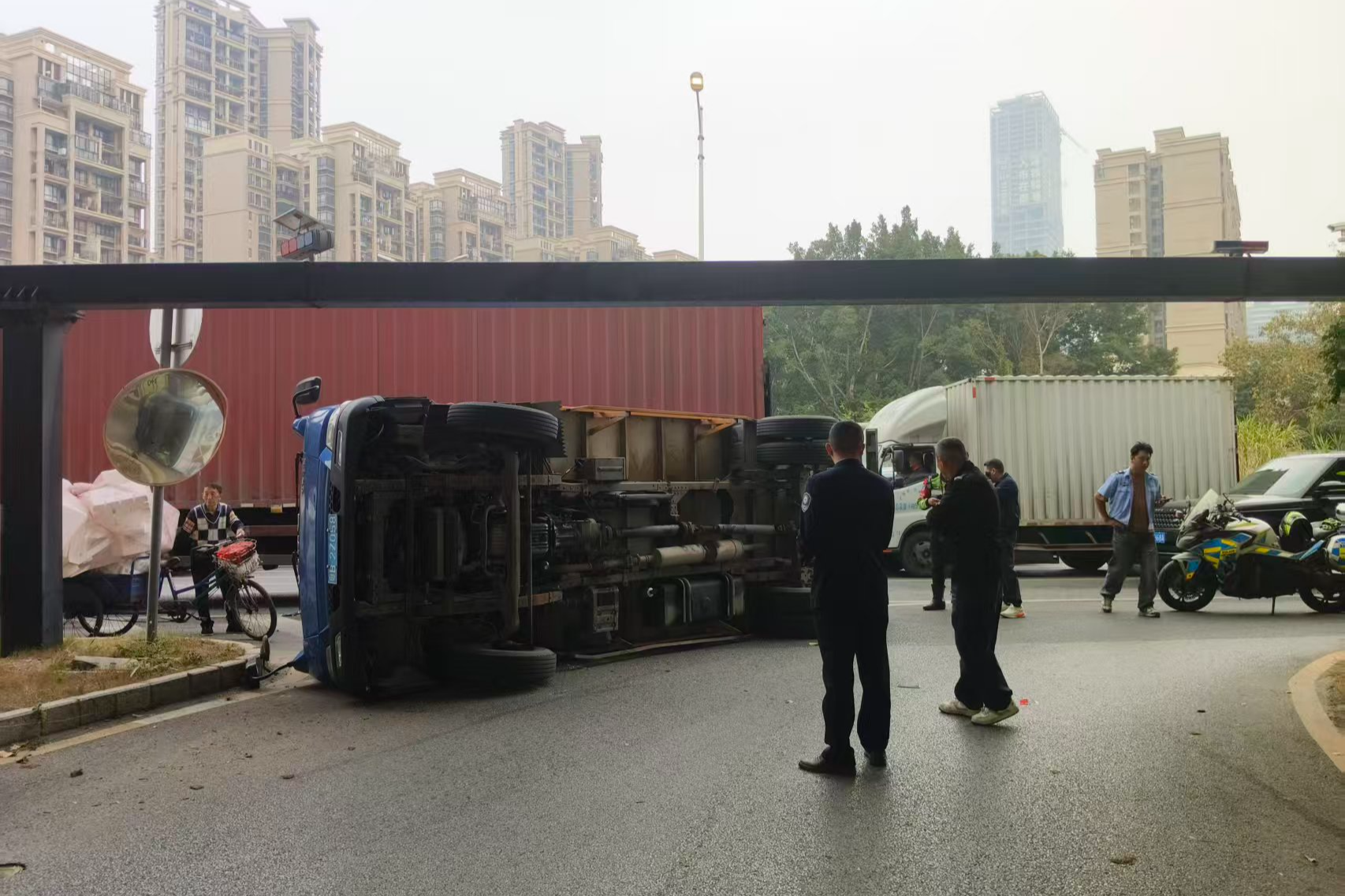 车辆侧翻路旁,他们冲了上去!网格员教科书式救援保障司机安全