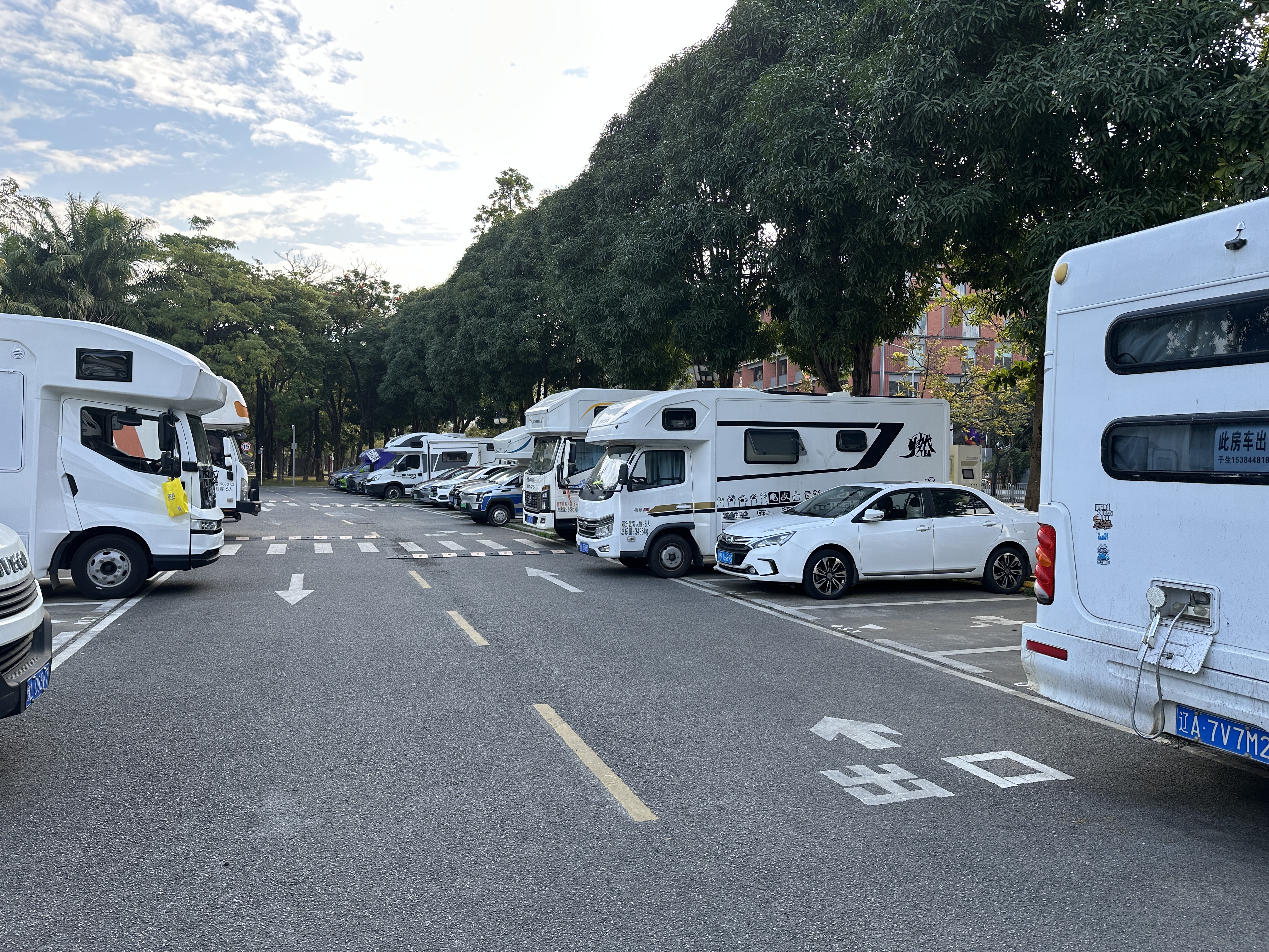 房车长期停放公园停车场？记者实地走访