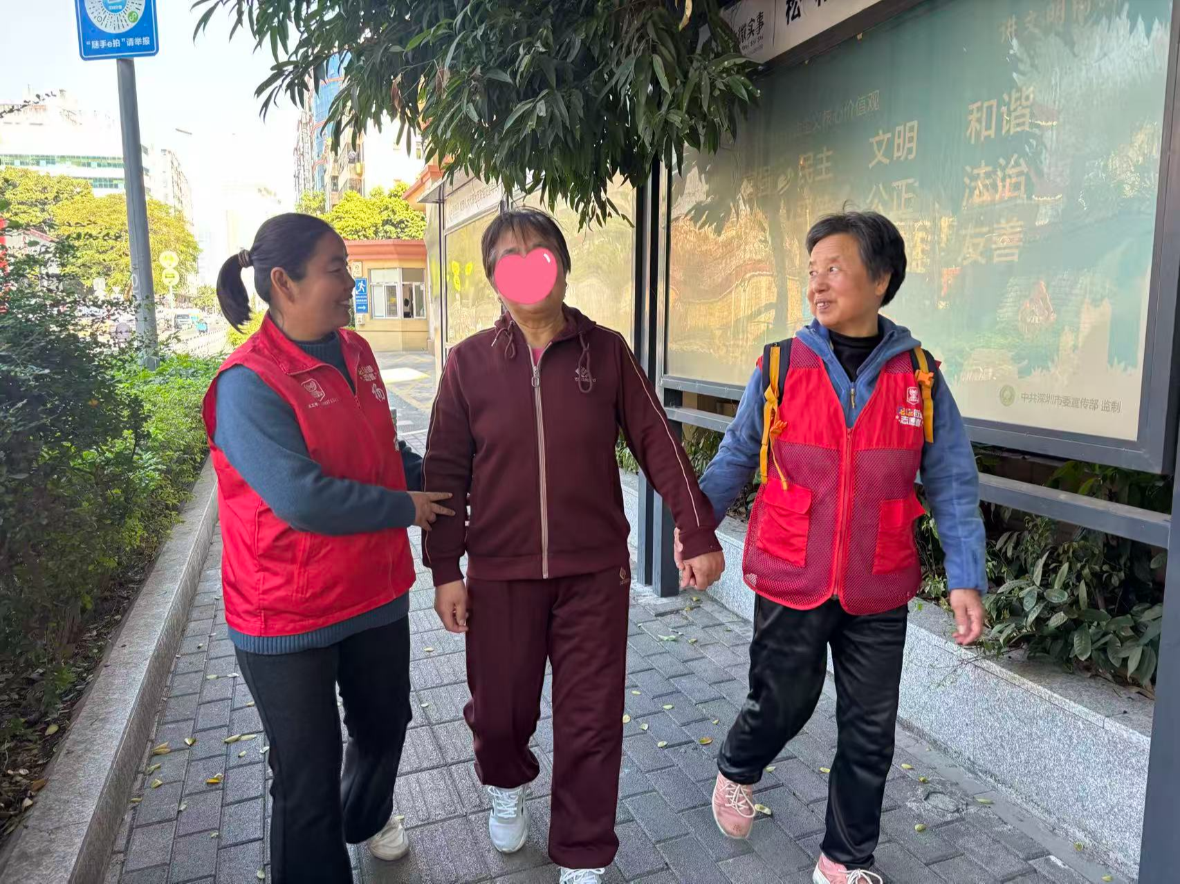 “不是亲人胜似亲人！”龙华街道松和社区青松志愿队三年陪伴，照亮视障老人生活路