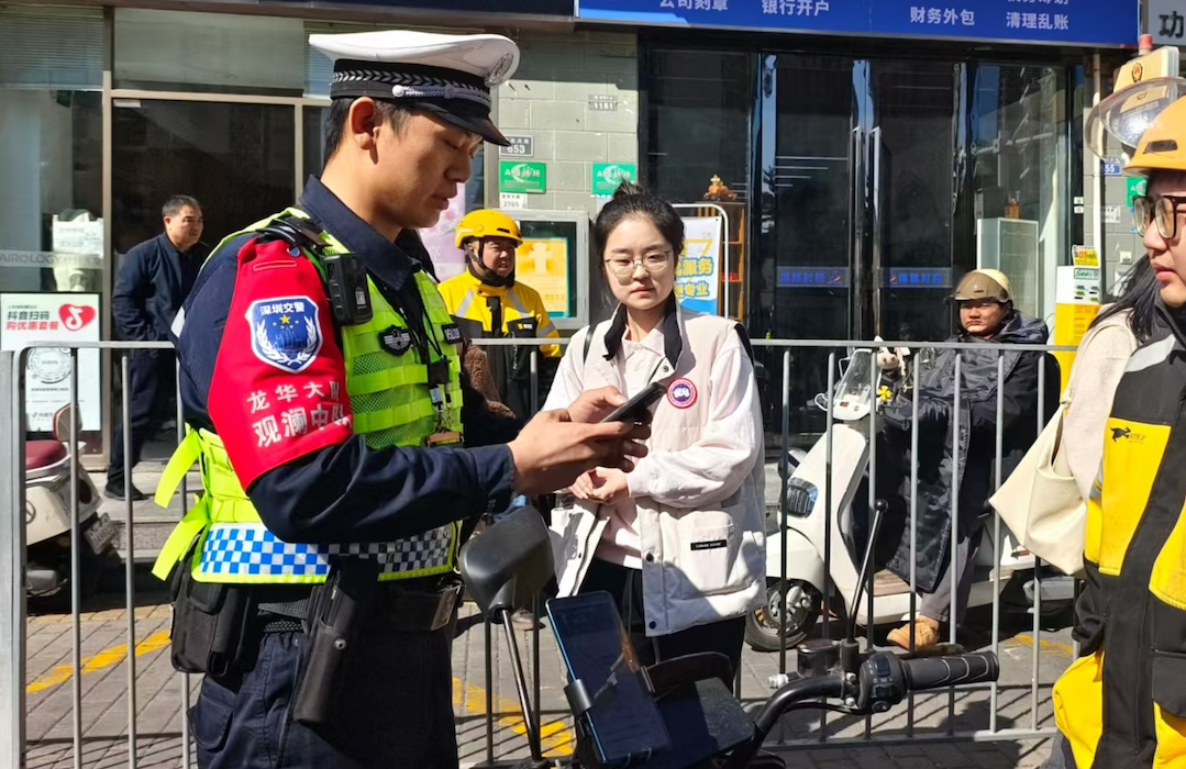 深圳交警开展“多路口链路”执法整治 严查严管电动自行车交通违法乱象