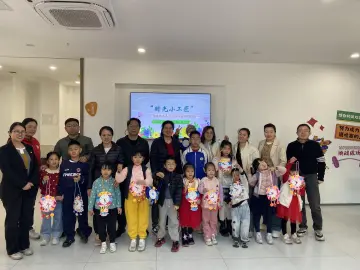 福田南园社区开展“时光小工匠”卡通挂钟手工制作活动