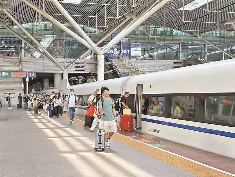 元旦假期首日全社会跨区域人员流动量预计超2亿人次