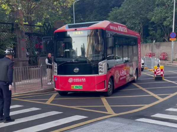 新年迎来“定制公交”，深圳这所学校学生上学有接驳车啦！